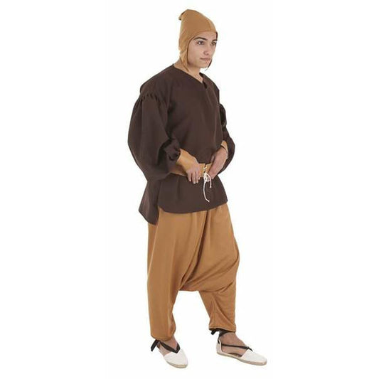 En man i en komplett maskeraddräkt som föreställer en historisk tjänare, klädd i en brun, vidärmad blus, byxor med lågt grenslut i beige/brun färg, ett skärp och en matchande huva på huvudet.