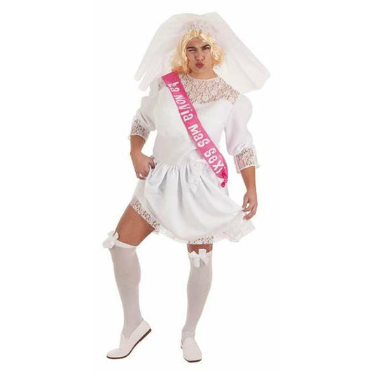 En person i storlek L klädd i en humoristisk vit bröllopsklänning med spetsdetaljer, en rosa sash som säger 'La Novia Mas Sexy', en blond peruk, slöja, vita knästrumpor och vita skor.