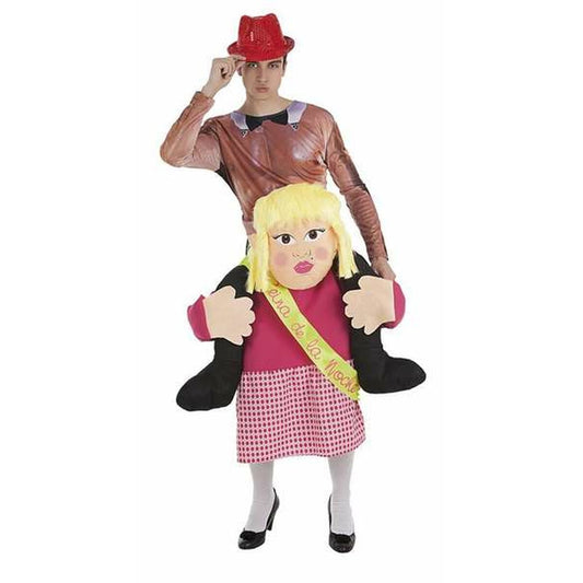 En man bär en rolig bär-på-ryggen maskeraddräkt föreställande en blond kvinna i rosa klänning och ett grönt band över bröstet.