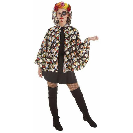 En kvinna bär en svart kort dräktmantel med huva prydd av färgglada socker-dödskallar, tillsammans med matchande Catrina-ansiktsmålning och blomsterkrans.