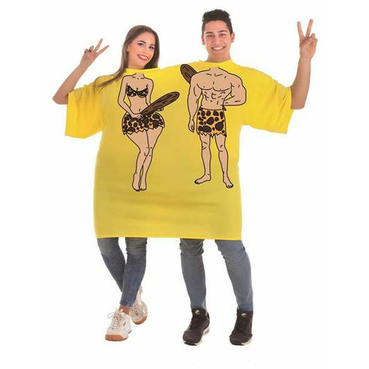 Två glada vuxna, en kvinna och en man, poserar i en stor gul T-shirt som är designad för att se ut som ett par grottmänniskor, där kvinnan är på ena sidan och den muskulösa mannen på den andra.