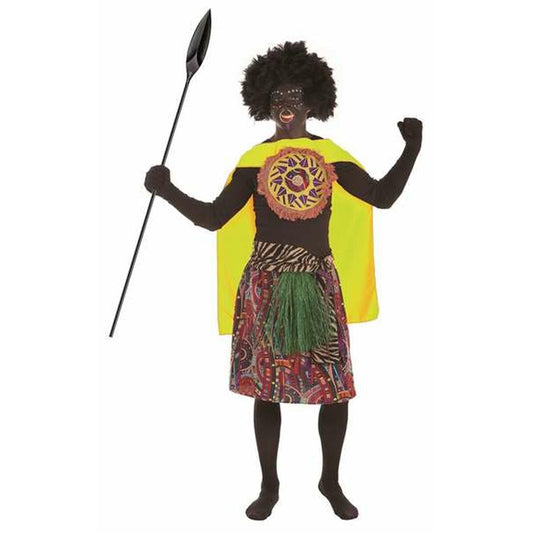 En vuxen person i en färgglad maskeraddräkt som föreställer en afrikan, komplett med gul cape, mönstrad kjol, afroperuk och håller i ett spjut.