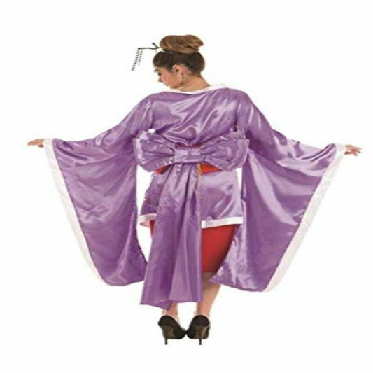 En kvinna sedd bakifrån bär en lång, glansig, purpurfärgad Geisha-dräkt med vida ärmar och en stor rosett i ryggen. Dräkten har vita kanter och hon bär svarta högklackade skor.
