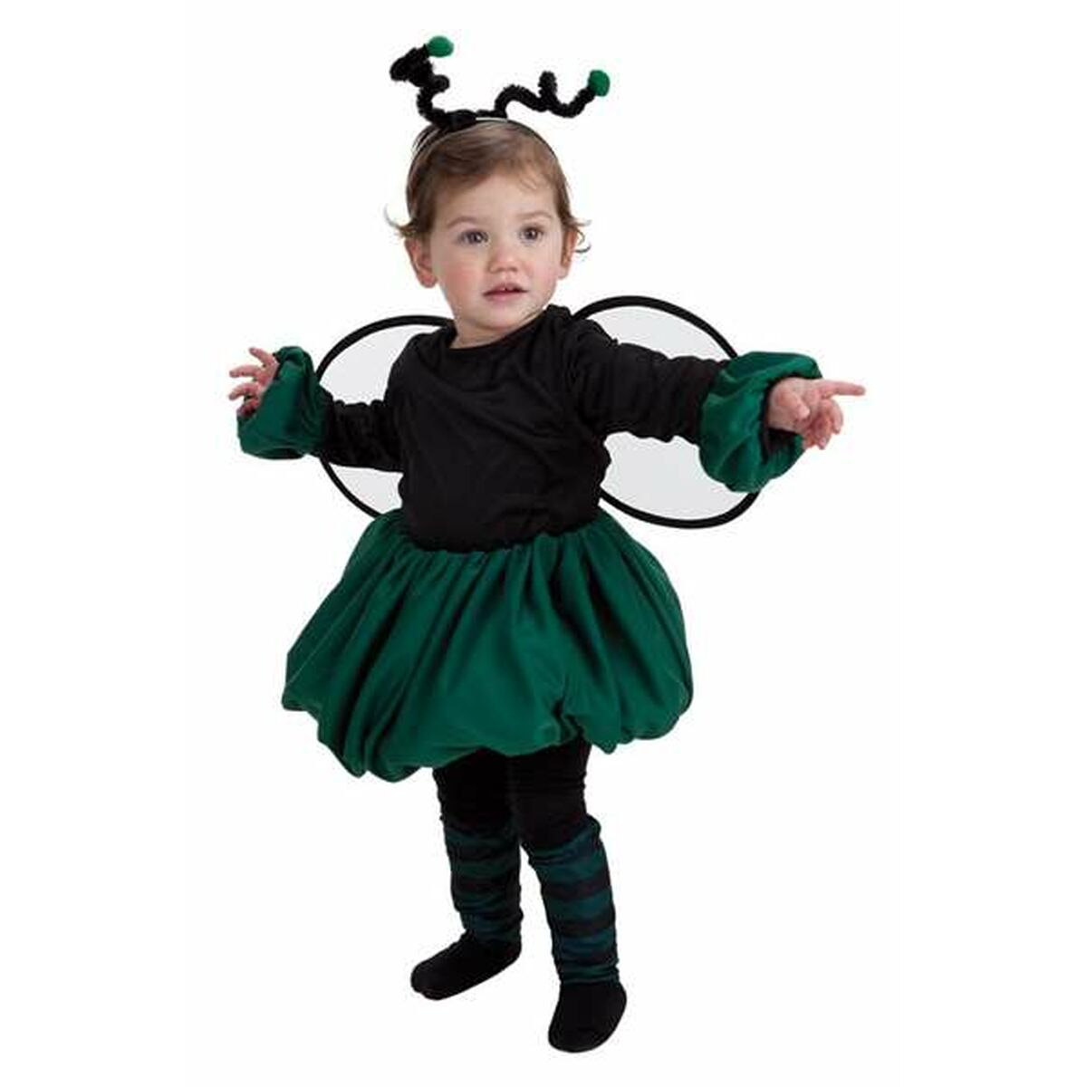 En liten bebis klädd i en svart och grön flugdräkt med vingar och antenn-diadem.