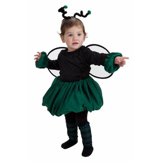 En liten bebis klädd i en svart och grön flugdräkt med vingar och antenn-diadem.