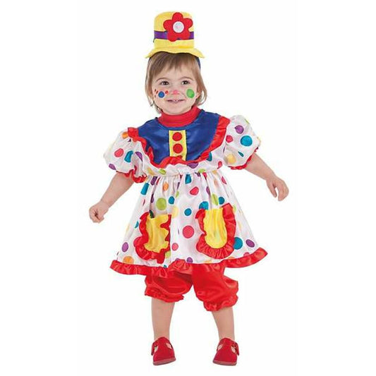 En leende bebis i en färgglad maskeraddräkt som föreställer en kvinnlig clown, komplett med en prickig klänning, röda byxor och en gul topphatt.