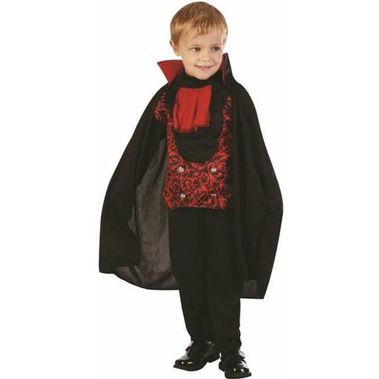 Ett litet barn klädd i en svart och röd vampyrdräkt bestående av byxor, en väst med röda mönster, en skjorta med röd halsduk och en svart mantel med röd insida.
