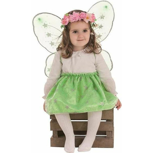 Liten flicka sitter och ler iklädd en grön tyllkjol, vita tights, en vit överdel, en blomsterkrans och stora, gröna fjärilsvingar med stjärnmotiv.