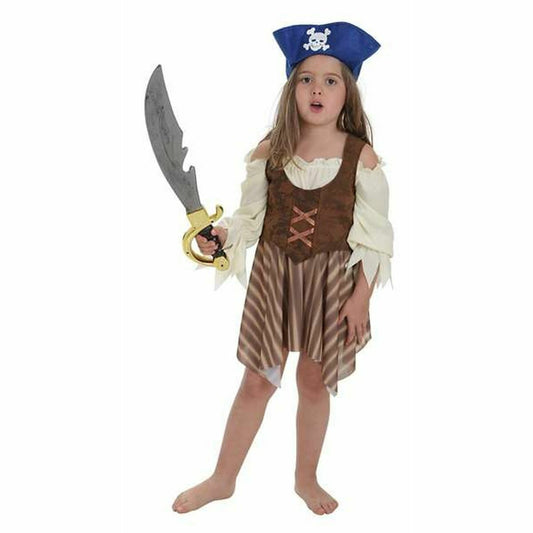 Ett ungt barn klädd i en 4-delad piratdräkt med randig kjol, brun väst, vit puffärmsskjorta och en blå pirathatt med dödskalleemblem. Barnet håller i en leksakssabel.