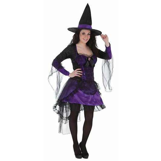 En kvinna i en lyxig halloween-maskeraddräkt som föreställer Madame Malva, med en svart och lila klänning, puffiga ärmar med tyll och en hög svart spetsig hatt.