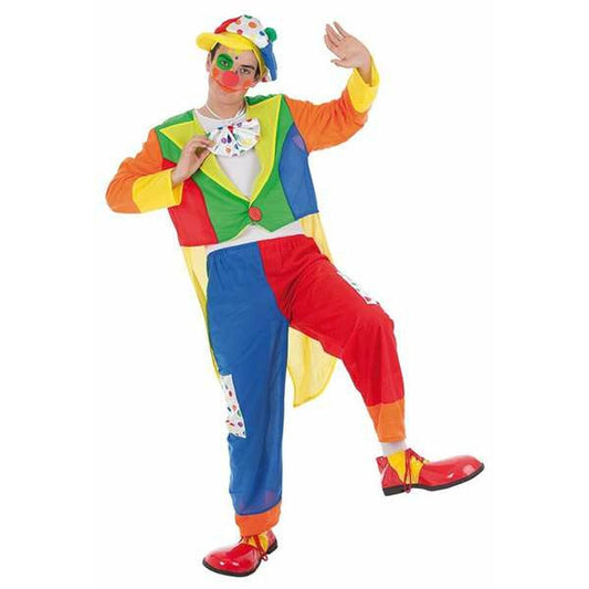 En vuxen person poserar i en färgglad clownkostym bestående av en randig hatt, en vit fluga, en flerfärgad frack och lapptäckta byxor.