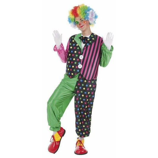 En vuxen person klädd i en färgglad clowndräkt med asymmetriska ränder och prickar på överdelen och byxorna, gröna byxben och en regnbågsparycka.