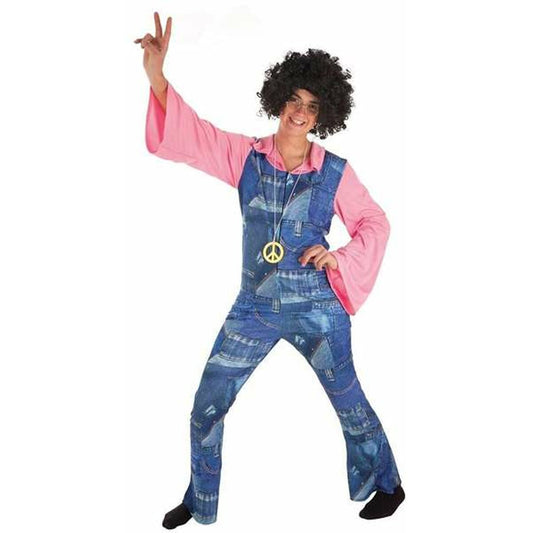 En person i en utsvängd hippie-maskeraddräkt med denim-lapptäcke, en rosa topp med vida ärmar, afro-peruk och ett stort peace-tecken runt halsen.