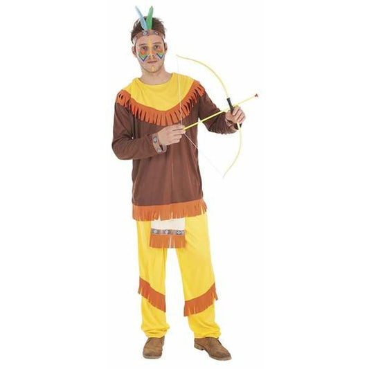 En man i en maskeraddräkt som föreställer en amerikansk indian, komplett med fjädrar i pannan, en brun och gul skjorta med fransar, gula byxor och håller i en enkel pilbåge och ett gult skott.
