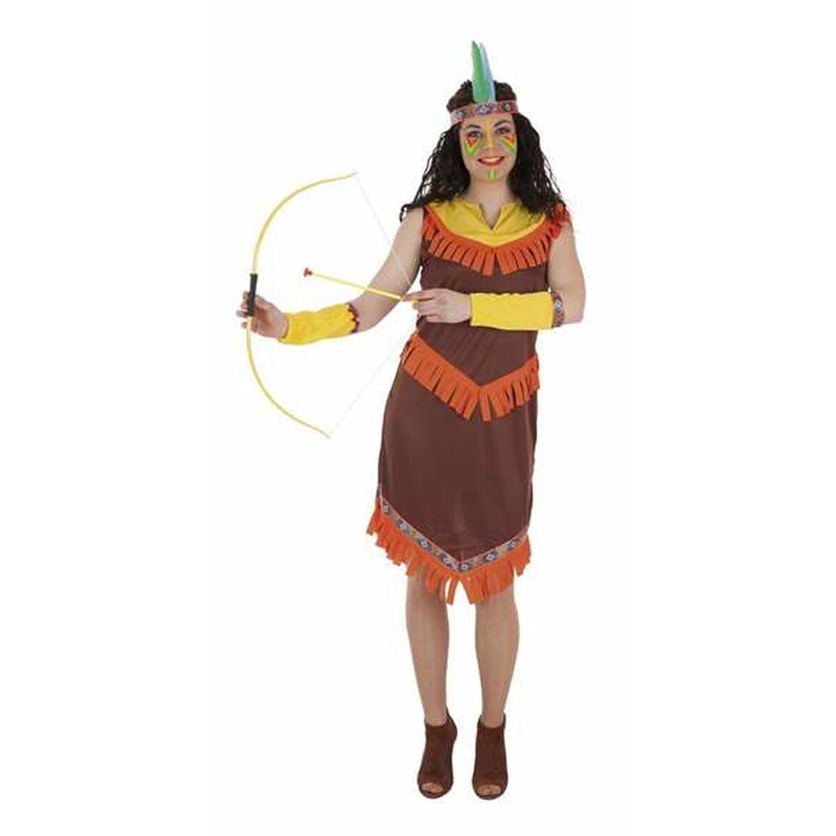 Kvinna iklädd en brun och guldrandig maskeraddräkt inspirerad av American Indian, hon har pannband med grön fjäder och håller i en enkel gul rosbåge med en pil.