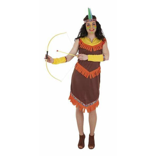 Kvinna iklädd en brun och guldrandig maskeraddräkt inspirerad av American Indian, hon har pannband med grön fjäder och håller i en enkel gul rosbåge med en pil.