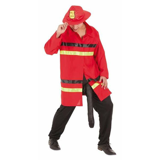 En man iklädd en sexig brandmansdräkt i rött och svart, komplett med matchande hatt, som poserar framför en vit bakgrund.