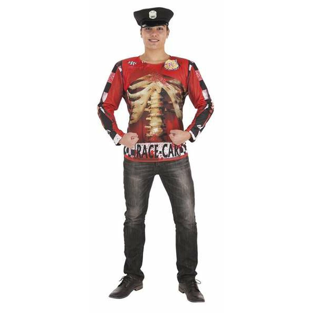 En man i helfigur visar upp en röd, långärmad maskeraddräktst-shirt med ett tryck av ett skelett i bröstkorgen och en polisuniformskeps.