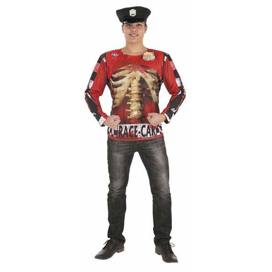 En man i helfigur visar upp en röd, långärmad maskeraddräktst-shirt med ett tryck av ett skelett i bröstkorgen och en polisuniformskeps.