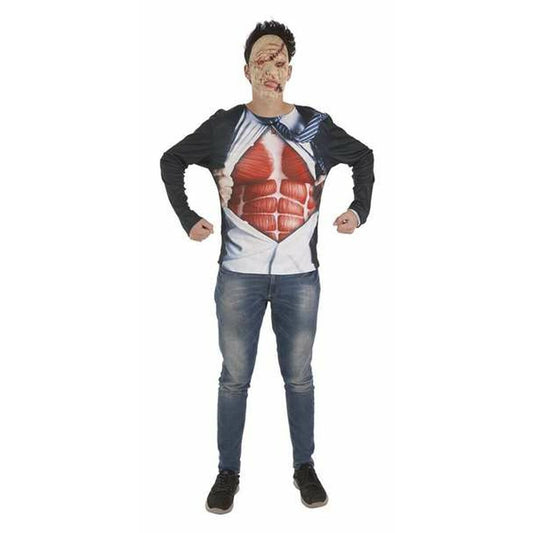 En man står klädd i en långärmad T-shirt som trycker en uppriven skjorta som avslöjar en detaljerad tryckt muskulatur i magen, samt en zombiemask.