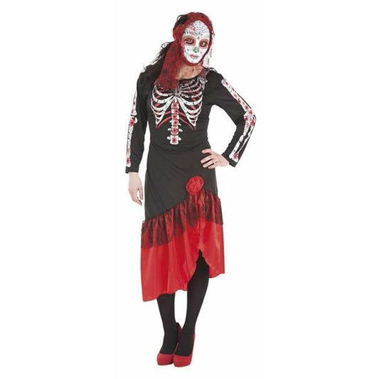 Kvinna i en svart och röd maskeraddräkt som föreställer en Catrina med skelettmönster på överkroppen och en röd, asymmetrisk kjol.