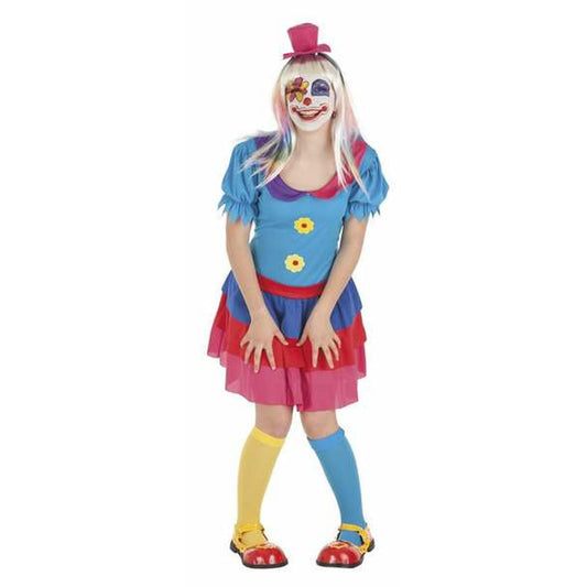 En kvinna klädd i en färgglad maskeraddräkt som kvinnlig clown, med blå överdel, rosa och röda kjoldetaljer, vit clownmakeup och en liten rosa hatt.