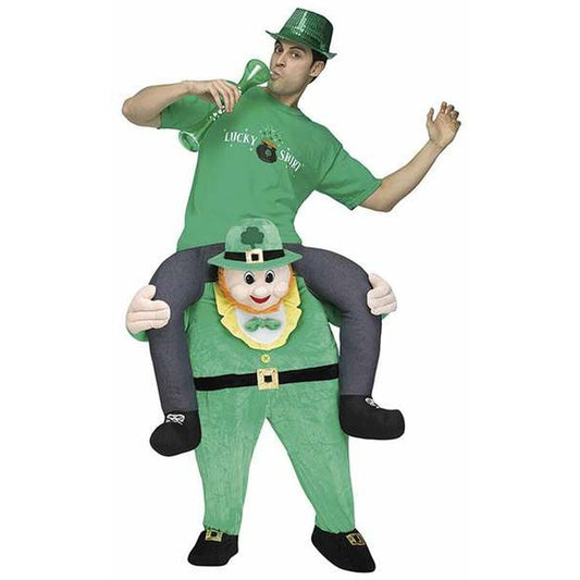 En vuxen man i en grön "Lucky Shirt" och paljettmössa dricker ur en grön flaska, medan han ser ut att rida på axlarna på en uppstoppad, leende leprechaun-dräkt.