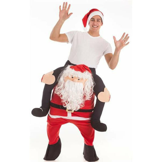 En ung man ler mot kameran medan han bär en uppstoppad tomtefigur som ser ut att rida på hans axlar.