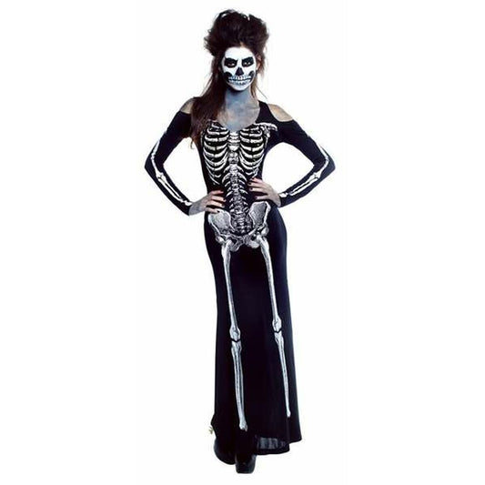 En kvinna klädd i en lång, svart maskeraddräkt med ett detaljerat vitt skelettryck över hela kroppen, inklusive revben, bäcken och ben, med axelbandslösa ärmar.