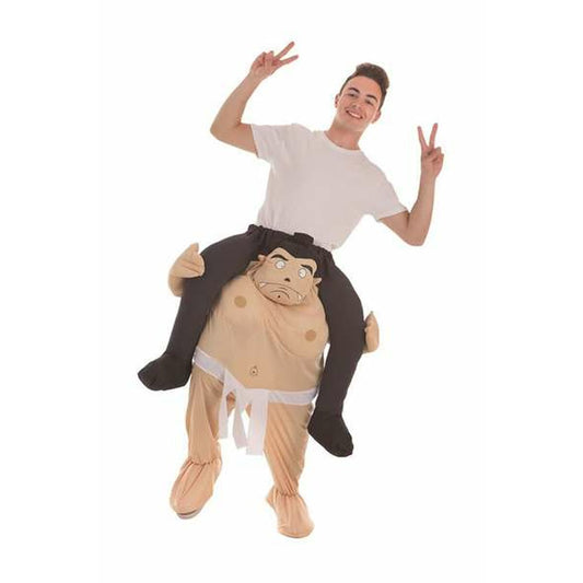 En glad man i vit t-shirt som bär en uppblåsbar ride-on maskeraddräkt föreställande en sumobrottare, där han ser ut att rida på brottarens axlar.