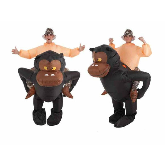 Två vuxna män bär uppblåsbara maskeraddräkter där det ser ut som att de rider på ryggen på en stor, svart gorilla.