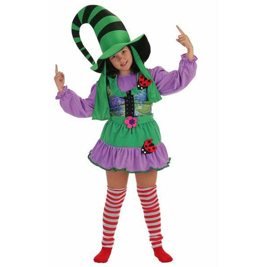 Ett barn i en färgglad maskeraddräkt föreställande en tomtenisse eller älva med en lila kjol, grön väst, lila tröja och en hög, randig svart och grön hatt.