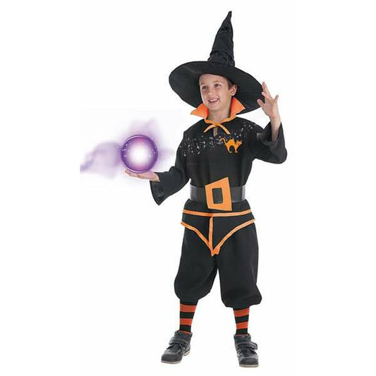 Ett leende barn i en svart och orange maskeraddräkt som föreställer en magiker, komplett med spetsig hatt och ett par randiga strumpor.