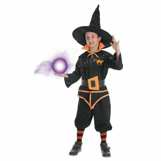 En ung pojke ler och håller en lysande lila magisk kula medan han bär en svart och orange maskeraddräkt som föreställer en magiker, komplett med en stor hatt.
