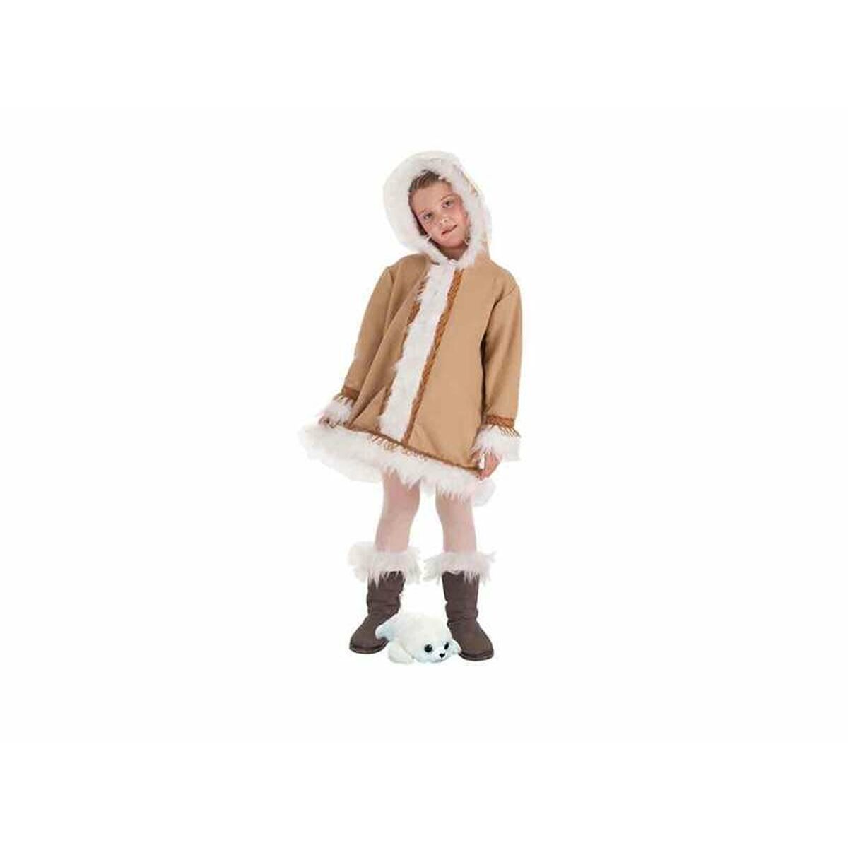 En ung flicka klädd i en brun och vit Eskimåmaskeraddräkt med fluffig kant och huva, stående bredvid en liten vit säldocka.