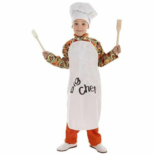 Ett barn står i en kockdräkt som består av en vit kockmössa, ett vitt förkläde med texten 'Big Chef' och en färgglad långärmad skjorta, hållandes i en träslev och en trägaffel.
