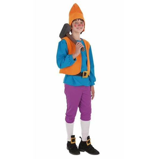 Ett barn i en färggrann dräkt som föreställer en tomte eller dvärg, komplett med orange mössa, blå tröja, orange väst och lila byxor, hållandes en hammare över axeln.
