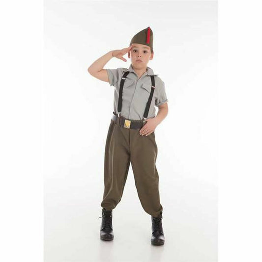 En ung pojke poserar i en legionärsoldat-maskeraddräkt bestående av grå skjorta, olivgröna byxor, svarta hängslen, skärp och en militär mössa.