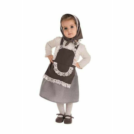 En söt liten flicka klädd i en traditionell dräkt bestående av en vit tröja, en mönstrad kjol, ett brunt förkläde med vit spets, gråa strumpbyxor och en matchande knuten huvudduk.