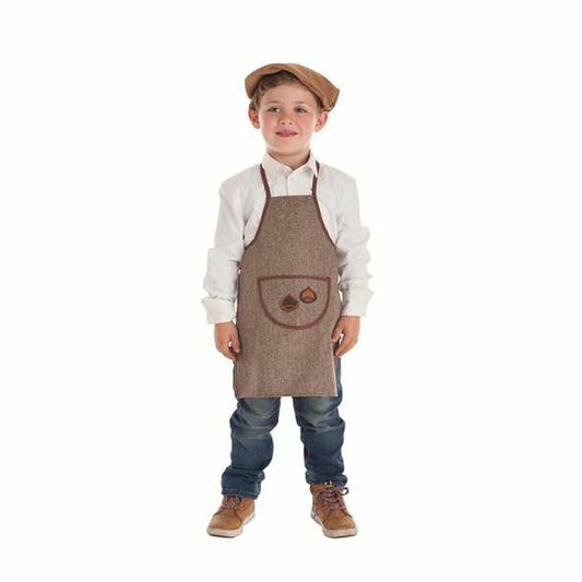 En glad pojke i åldern 3-5 år bär ett brunt förkläde med kastanjedetaljer på fickan, matchat med en vit skjorta och jeans.