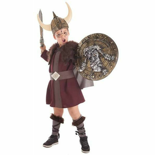 Ett barn klädd i en komplett vikingadräkt med hjälm, mantel, tunika och bälte, håller ett svärd och en dekorerad sköld.