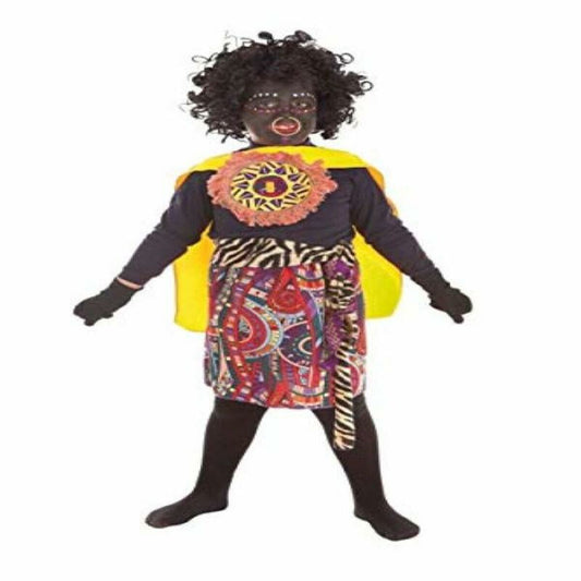 Ett barn iklädd en färgglad Afrikansk Djungel maskeraddräkt som inkluderar en mönstrad kjol, en svart tröja med dekorativt emblem, en gul cape och svart ansiktsmålning samt peruk.