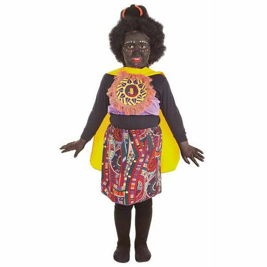 Ett barn poserar iförd en färgglad maskeraddräkt med djungeltema bestående av en svart långärmad tröja, ett mönstrat kjolstycke, en gul cape och afroperuk med ansiktsmålning.