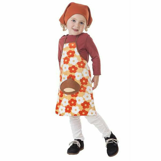 Ett litet barn står och poserar i en maskeraddräkt som består av ett orange och guldfärgat förkläde med vita och orangea blommor samt en stor kastanjedetalj framtill. Barnet bär en röd långärmad tröja, vita byxor och en matchande orange mössa.