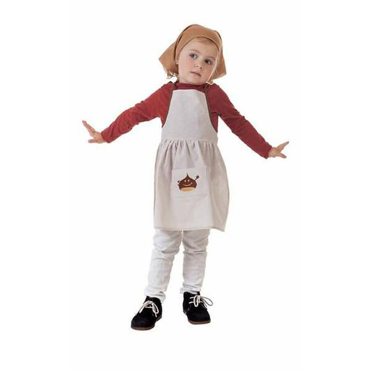 Ett litet barn iklädd en brun huvudduk, en röd långärmad tröja och ett ljusbeige förkläde med ett brunt kastanjemotiv på fickan, poserar redo för fest.