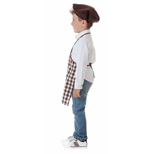 En pojke i profil klädd i en brun basker/keps, en vit skjorta, ett brunt och vitrutigt förkläde och blå jeans.