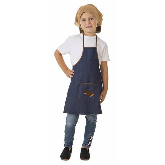 Ett barn som bär ett snyggt grillförkläde i denimblå färg med en bruna kantdetaljer och en ficka med brodyr av kastanjer.