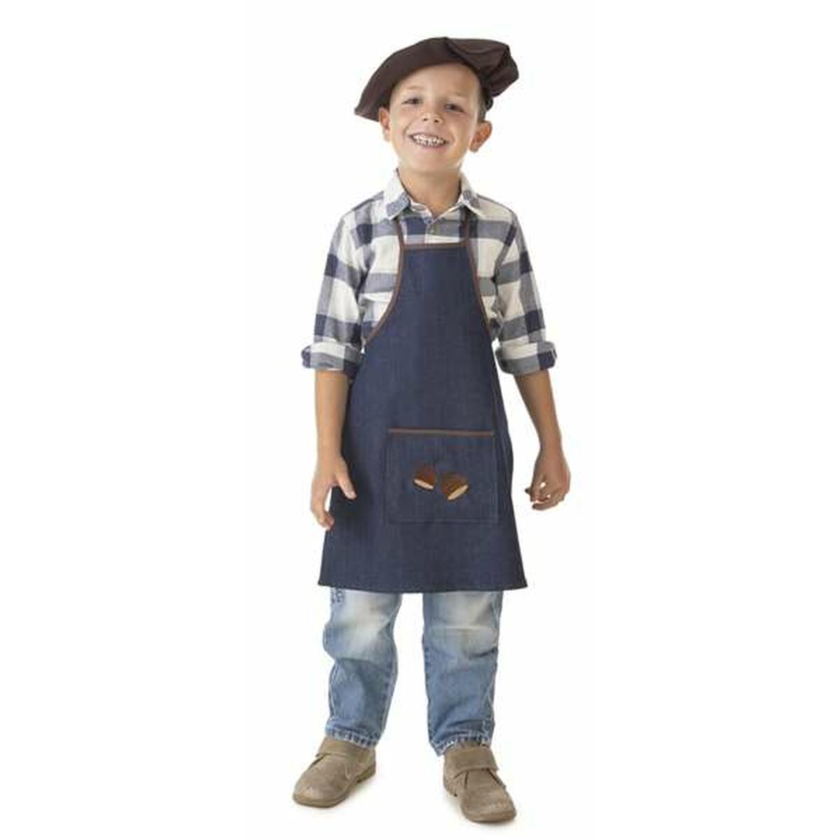 Leende pojke i jeans och rutig skjorta som bär ett mörkblått förkläde med en keps