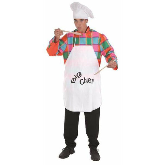 En man klädd i en rolig kockdräkt som inkluderar en hög vit kockmössa och ett vitt förkläde med texten "Big Chef", medan han smakar på mat med trägaffar.
