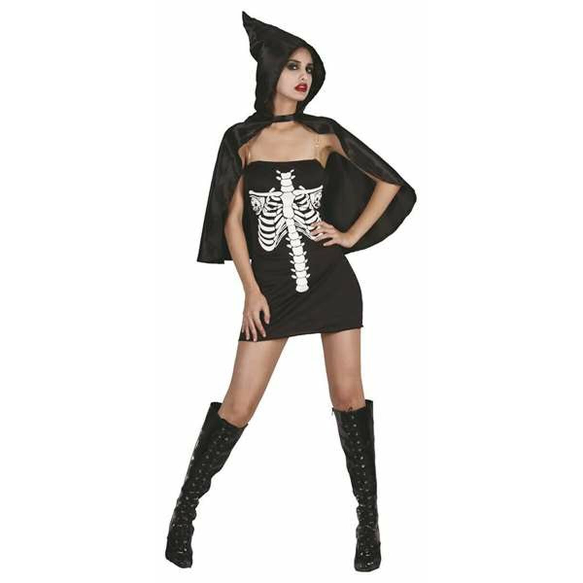 En kvinna i en kort svart axelbandslös klänning med ett vitt skelettryck på framsidan. Hon bär också en kort, svart mantel med en spetsig huva och höga svarta stövlar.